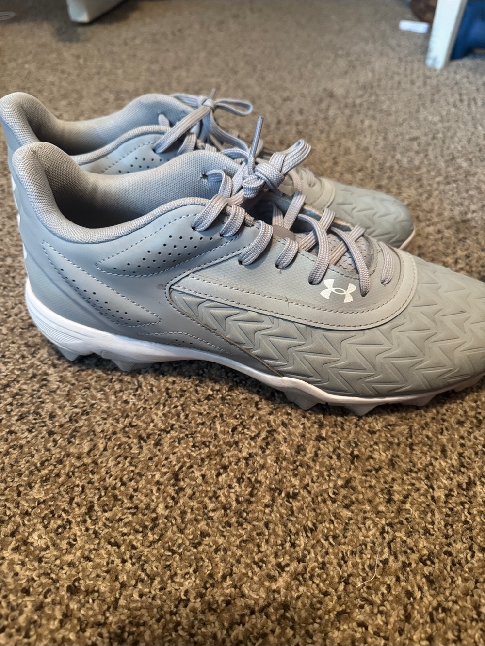 Men’s UA baseball cleats- Light Gray